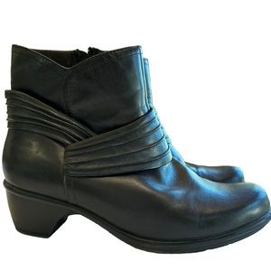 Clarks Bendables Black Leather Ankle Boots 9 Wide